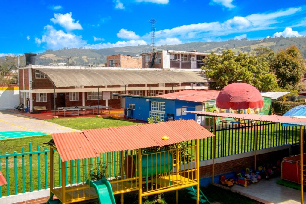 Vista del campus del colegio con las montañas de Santa Rosa de Viterbo