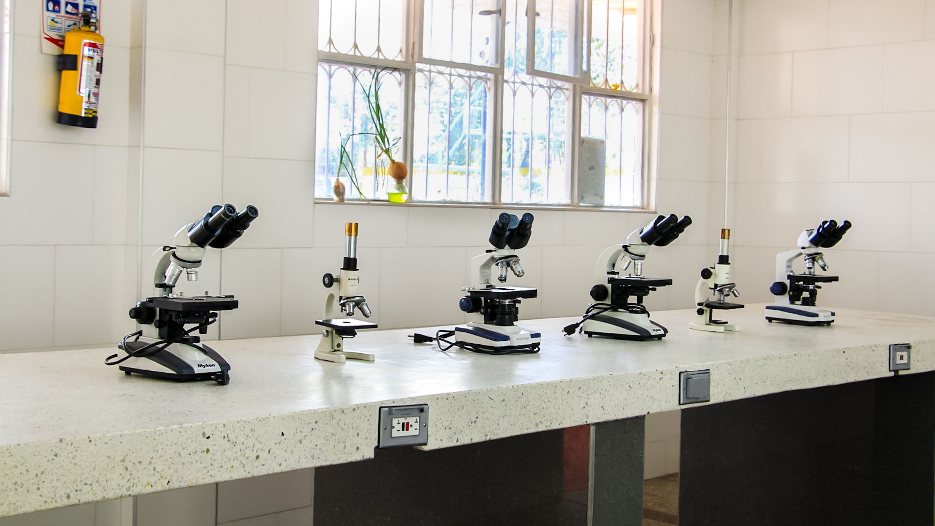 Laboratorio de química del Colegio COLREY en Santa Rosa de Viterbo