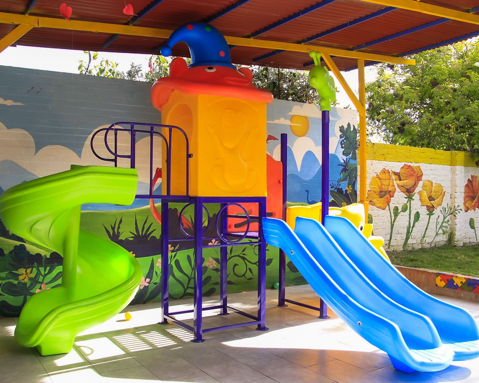 Parque infantil cubierto del Colegio COLREY en Santa Rosa de Viterbo