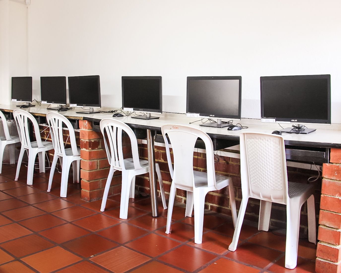 Salas de informática del Colegio COLREY en Santa Rosa de Viterbo