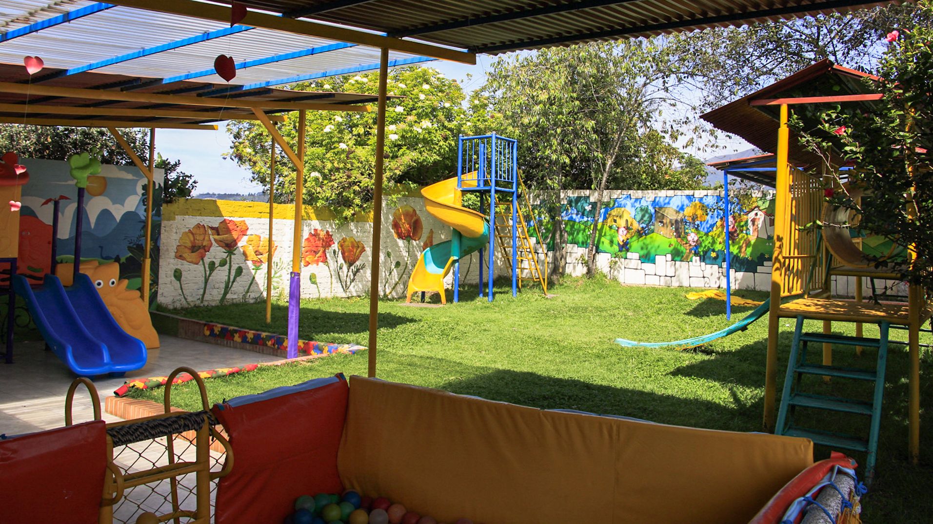 Zona verde y parque infantil del colegio